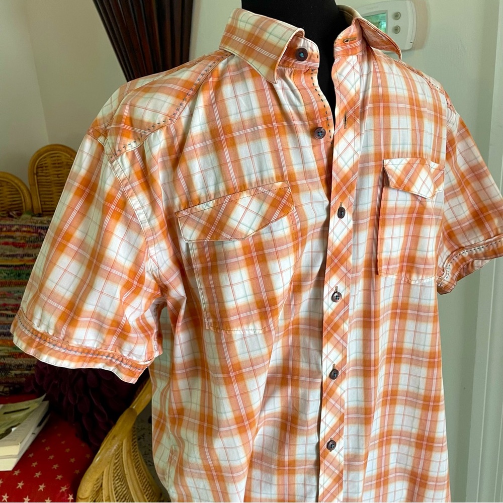 ZAGIRI Men’s Short Sleeve Plaid Button Up Shirt! Details in the stitching. Med